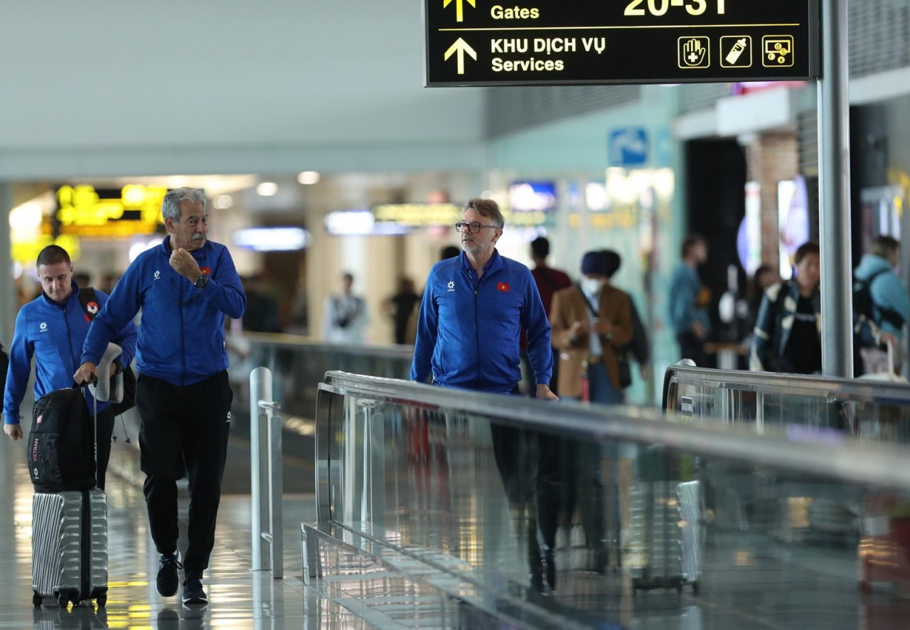 Sau khi tới Indonesia, HLV Troussier và các học trò có thêm hai buổi tập chuẩn bị cho trận gặp đội chủ nhà vào ngày 21/3. Sau trận đấu, tuyển Việt Nam trở về sân nhà Mỹ Đìnhtiếp đón Indonesia vào ngày 26/3. Sau khi tới Indonesia, HLV Troussier và các học trò có thêm hai buổi tập chuẩn bị cho trận gặp đội chủ nhà vào ngày 21/3. Sau trận đấu, tuyển Việt Nam trở về sân nhà Mỹ Đìnhtiếp đón Indonesia vào ngày 26/3.