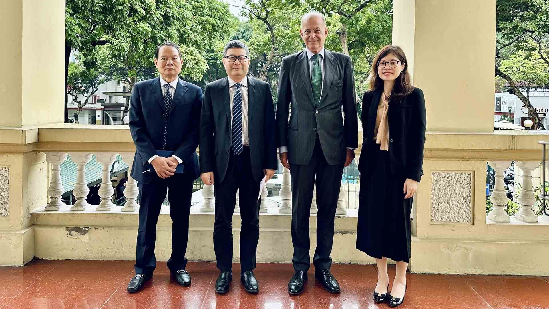 Cục trưởng Cục Lãnh sự tiếp Đại diện UNHCR tại Thái Lan phụ trách Việt Nam chào từ biệt