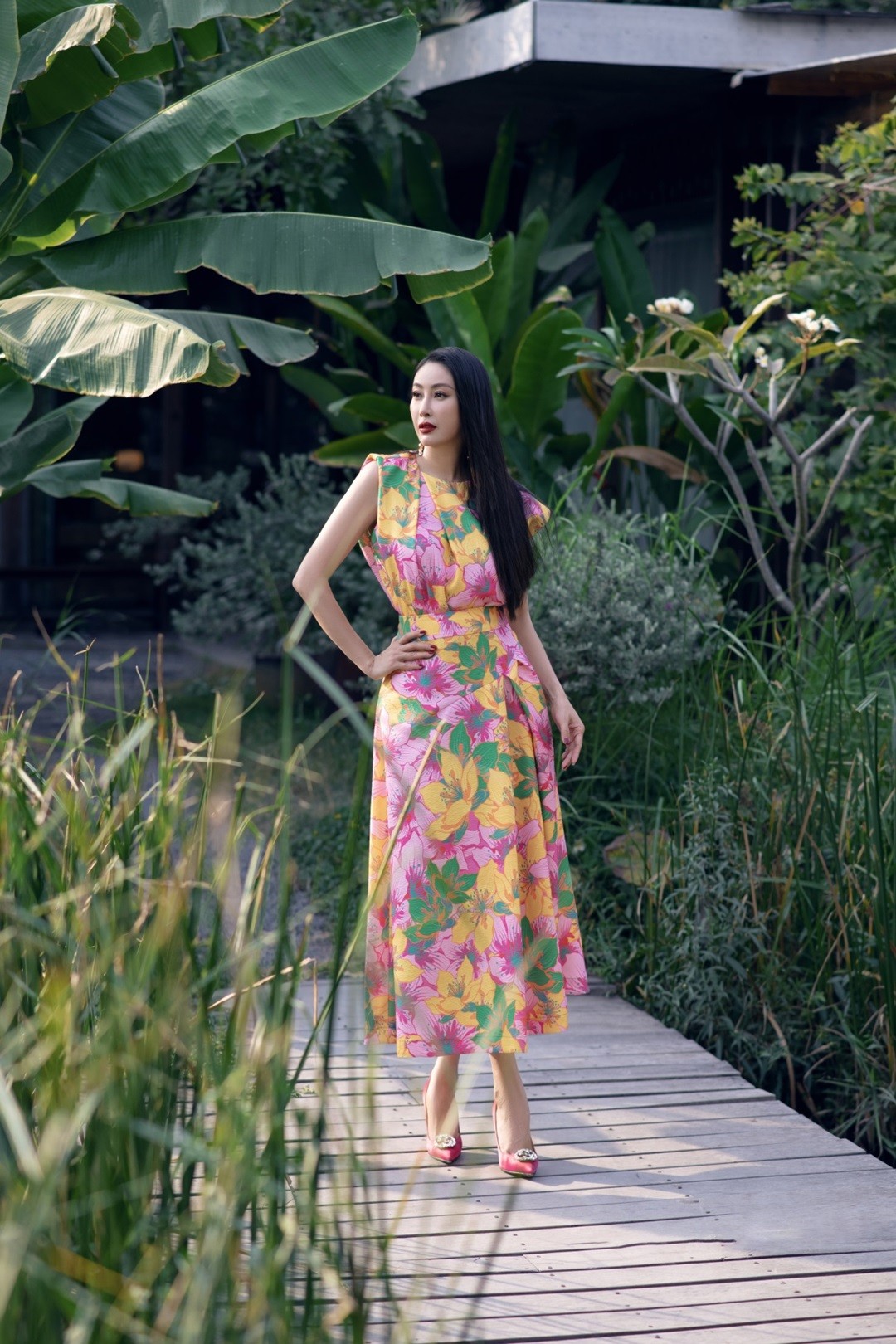 Hoa hậu Hà Kiều Anh diện những mẫu đầm trong bộ sưu tập A Beautiful Life được bộ đôi Vũ Ngọc Tú và Đinh Trường Tùng ra mắt đầu năm nay. Các thiết kế khai thác họa tiết hoa mai, hoa đào làm chủ đạo, gợi lên không khí mùa Xuân Hè. Hoa hậu Hà Kiều Anh diện những mẫu đầm trong bộ sưu tập A Beautiful Life được bộ đôi Vũ Ngọc Tú và Đinh Trường Tùng ra mắt đầu năm nay. Các thiết kế khai thác họa tiết hoa mai, hoa đào làm chủ đạo, gợi lên không khí mùa Xuân Hè.