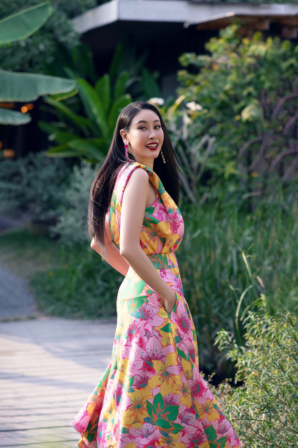 Vẫn phát huy các gam màu rực rỡ như DNA thương hiệu, tuy nhiên lần này Vũ Ngọc và Son khai thác các sắc hồng taffy, vàng blonde cùng sắc xanh và cam ánh nhẹ với sắc độ vừa phải, phù hợp tiết trời mùa Hè. Vẫn phát huy các gam màu rực rỡ như DNA thương hiệu, tuy nhiên lần này Vũ Ngọc và Son khai thác các sắc hồng taffy, vàng blonde cùng sắc xanh và cam ánh nhẹ với sắc độ vừa phải, phù hợp tiết trời mùa Hè.