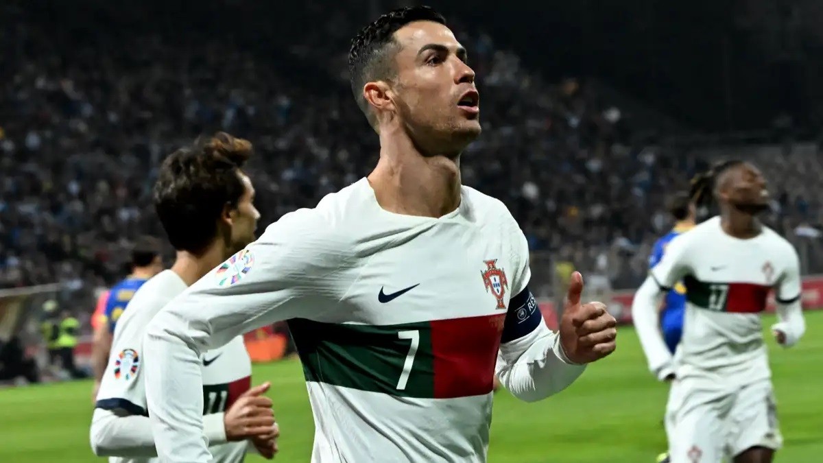 Cristiano Ronaldo không có tên trong danh sách đội tuyển Bồ Đào Nha giao hữu với đội Thụy Điển Cristiano Ronaldo không có tên trong danh sách đội tuyển Bồ Đào Nha giao hữu với đội Thụy Điển