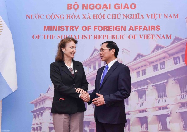 Bộ trưởng Bộ Ngoại giao Bùi Thanh Sơn đón và hội đàm với Bộ trưởng Ngoại giao Argentina Diana Mondino