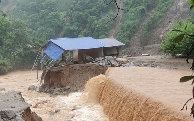 Chung tay hỗ trợ người dân khắc phục hậu quả do lũ quét, thiên tai Chung tay hỗ trợ người dân khắc phục hậu quả do lũ quét, thiên tai
