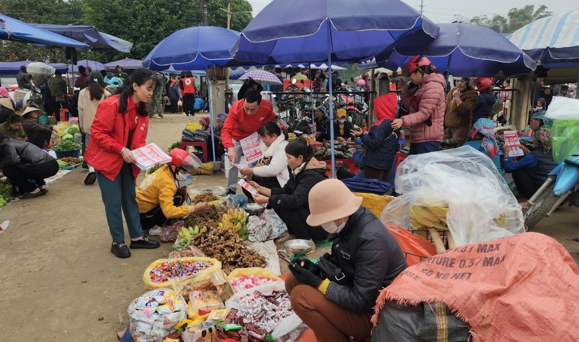 Chung tay hỗ trợ người dân khắc phục hậu quả do lũ quét, thiên tai Chung tay hỗ trợ người dân khắc phục hậu quả do lũ quét, thiên tai