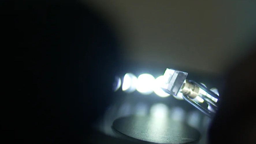 Người ta 'nuôi trồng' kim cương trong phòng thí nghiệm như thế nào?