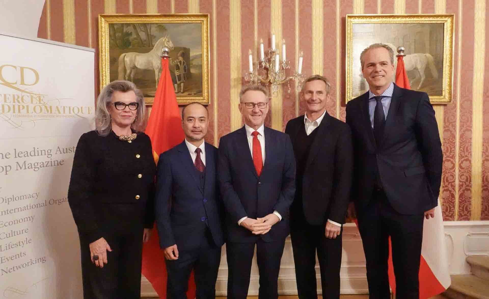 Đại sứ Nguyễn Trung Kiên và các vị khách. Đại sứ Nguyễn Trung Kiên và các vị khách.