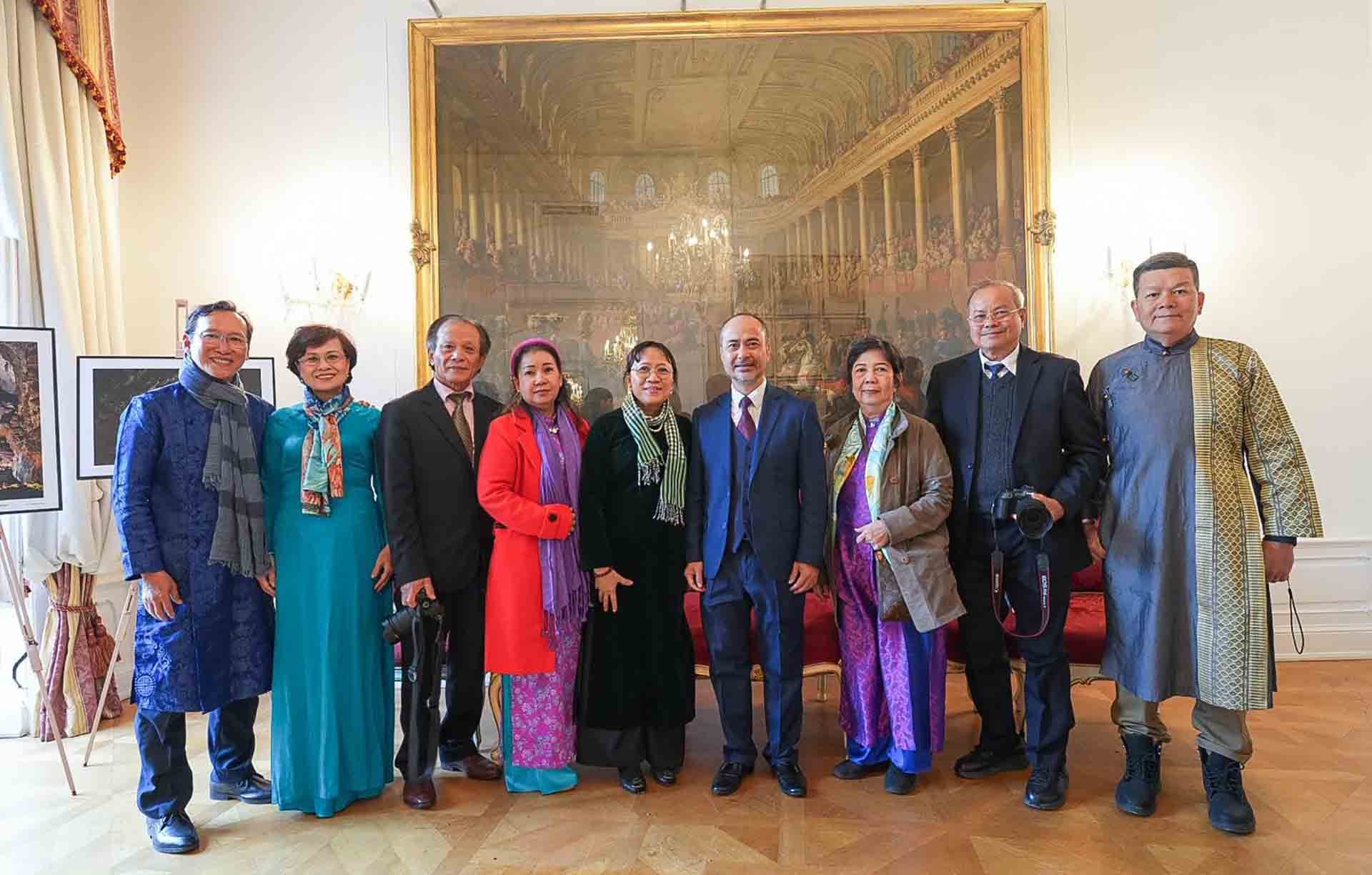 Đại sứ Nguyễn Trung Kiên và các nghệ sĩ nhiếp ảnh. Đại sứ Nguyễn Trung Kiên và các nghệ sĩ nhiếp ảnh.