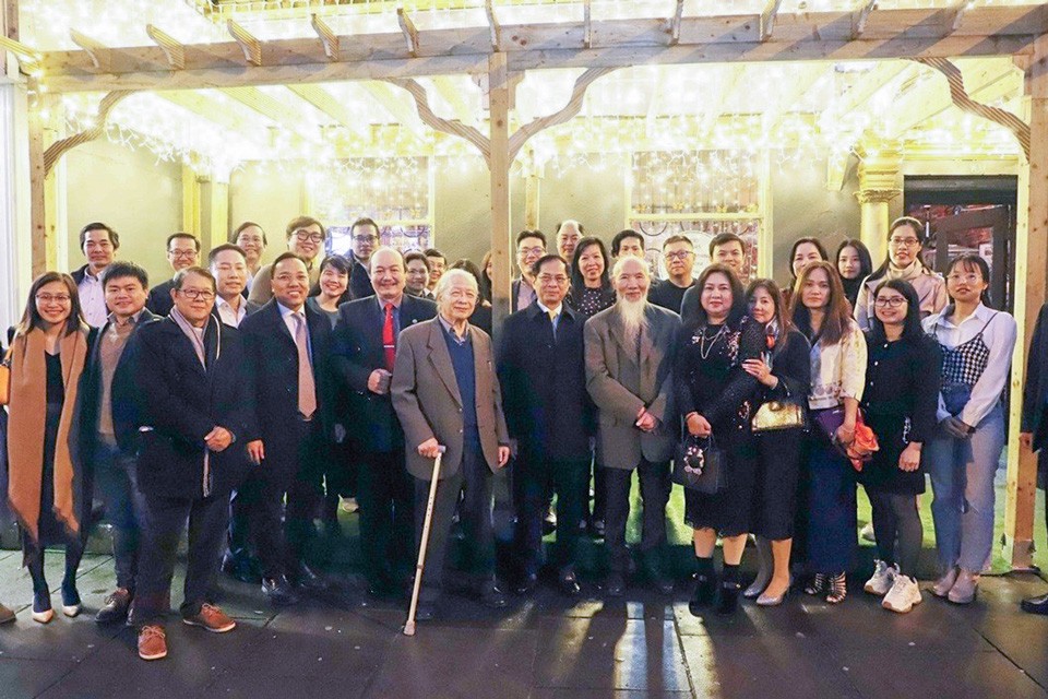 Bộ-trưởng-chụp-với-cộng-đồng-người-Việt-tại-Ireland