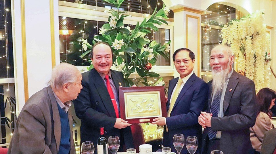 Bộ-trưởng-chụp-với-cộng-đồng-người-Việt-tại-Ireland