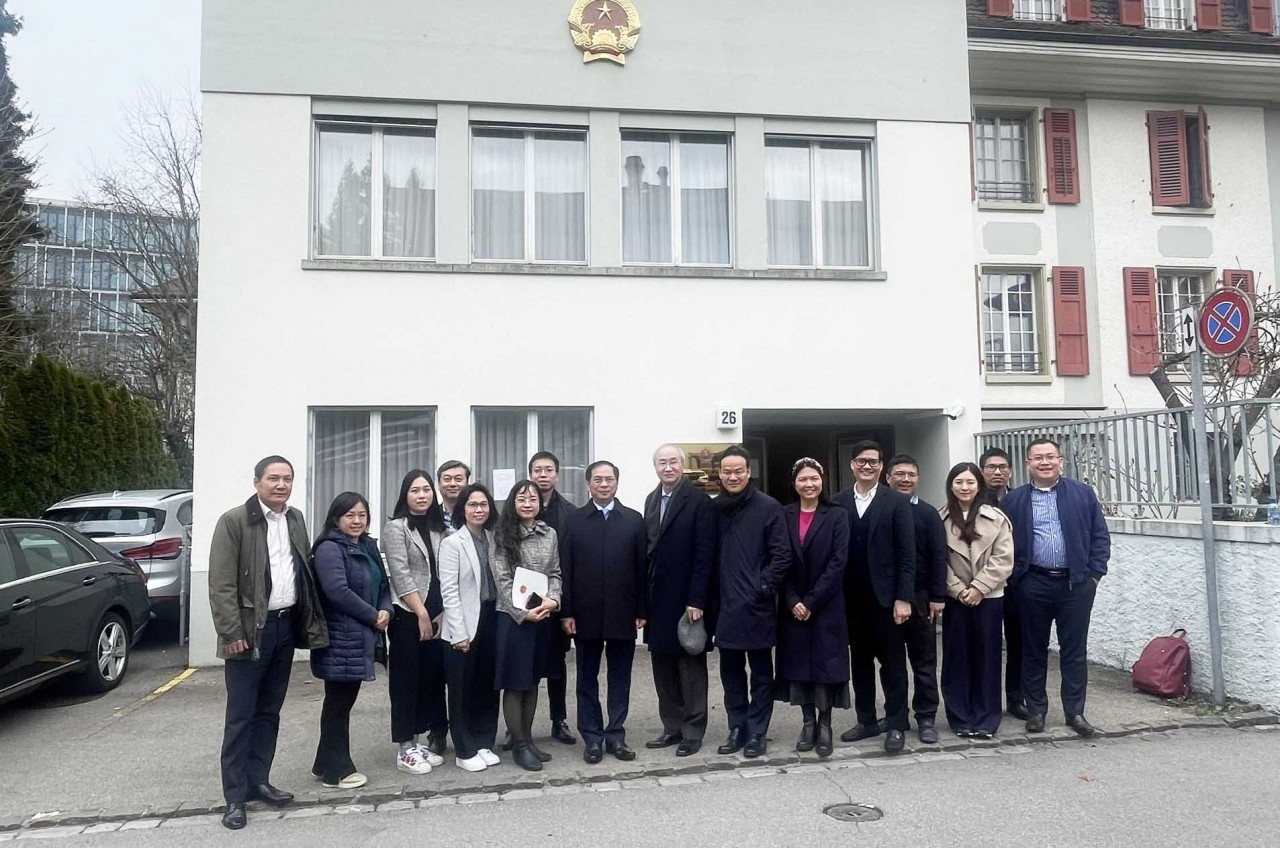 Bộ trưởng làm việc với ĐSQ Việt Nam tại Thụy Sỹ