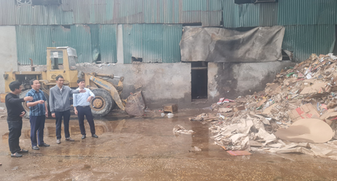 UBND huyện Tiên Du phối hợp UBND xã Phú Lâm lập đoàn giám sát kiểm tra môi trường tại các làng nghề.​​​​ (Nguồn: Tài nguyên & Môi trường)