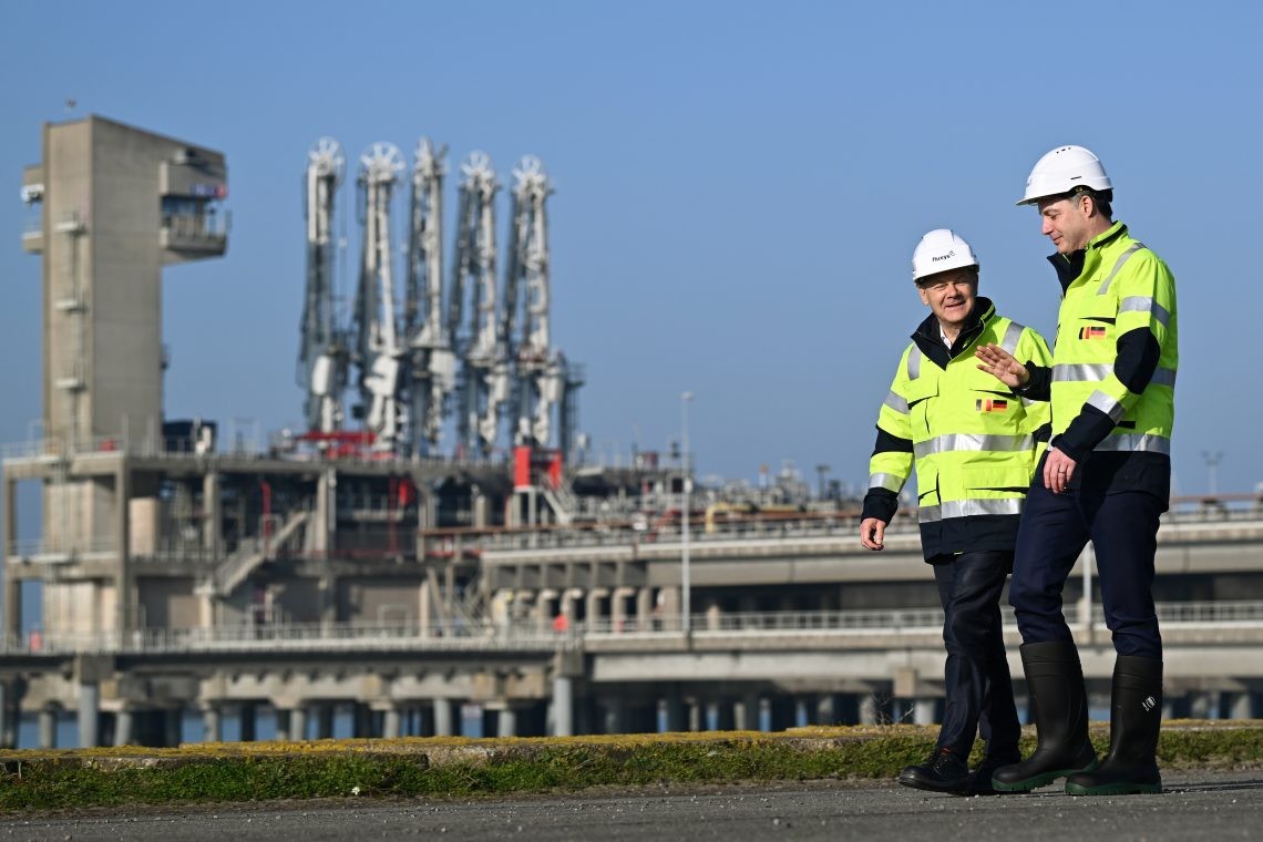 Thủ tướng Đức Olaf Scholz (trái) và người đồng cấp Bỉ Alexander De Croo thăm trạm khí đốt Fluxys SA, nhân dịp dự Hội nghị thượng đỉnh năng lượng song phương tại cảng Zeebrugge, Bỉ, ngày 14/2/2023. (Nguồn: Getty) Thủ tướng Đức Olaf Scholz (trái) và người đồng cấp Bỉ Alexander De Croo thăm trạm khí đốt Fluxys SA, nhân dịp dự Hội nghị thượng đỉnh năng lượng song phương tại cảng Zeebrugge, Bỉ, ngày 14/2/2023. (Nguồn: Getty)