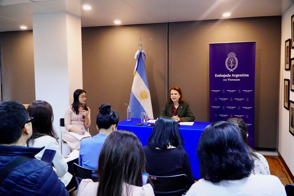 Bộ trưởng Argentina Diana Elena Mondinon: 'Việt Nam là hình mẫu phát triển của đất nước chúng tôi' Bộ trưởng Argentina Diana Elena Mondinon: 'Việt Nam là hình mẫu phát triển của đất nước chúng tôi'