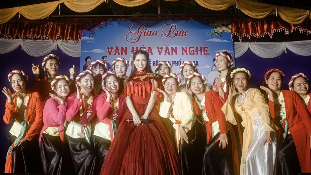 Hòa Minzy và ê kíp biểu diễn đêm nhạc tại hội làng quê nhà Bắc Ninh