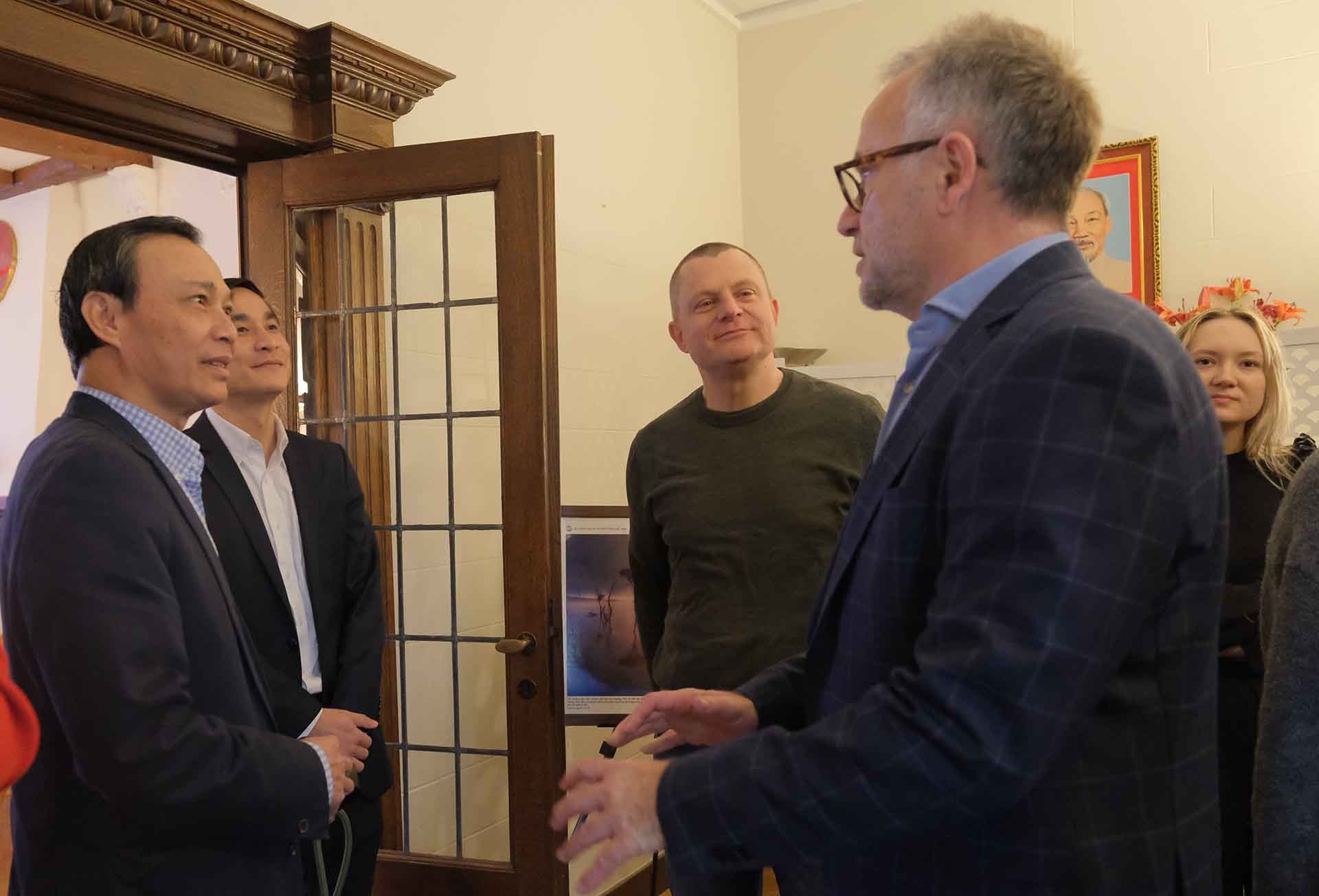 Đại sứ Lương Thanh Nghị trò chuyện cùng giáo viên trường Trung học Slotshaven.