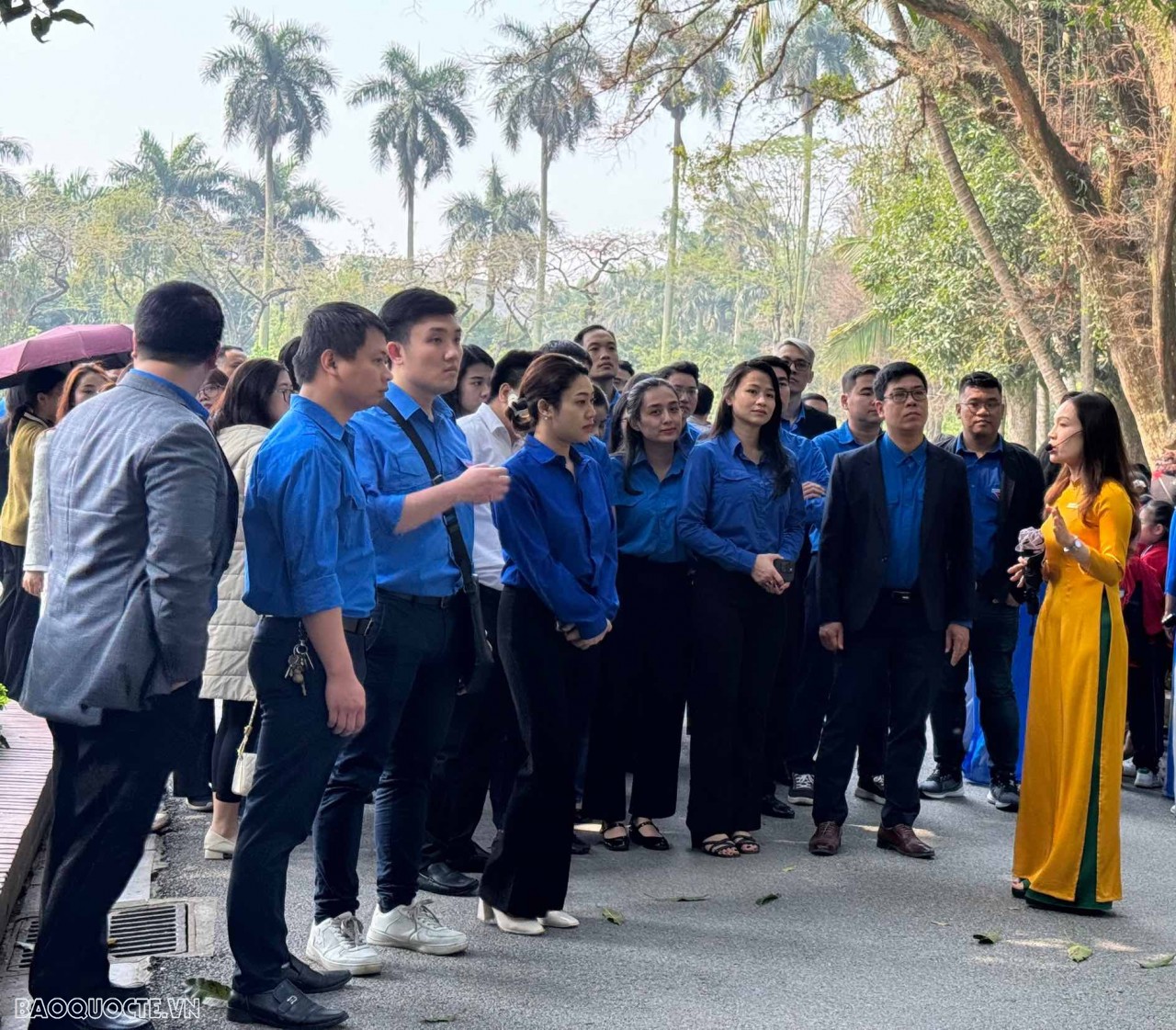 Thanh niên Đoàn khối các cơ quan Trung ương vào Lăng viếng Bác