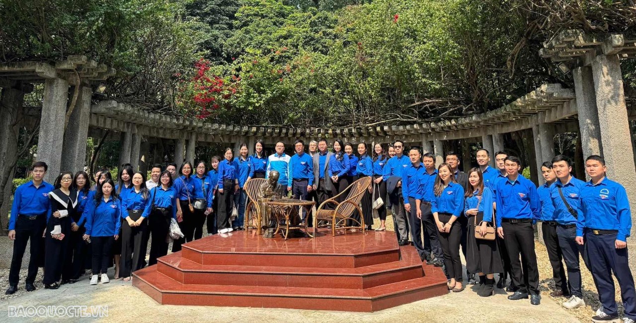 Thanh niên Đoàn khối các cơ quan Trung ương vào Lăng viếng Bác