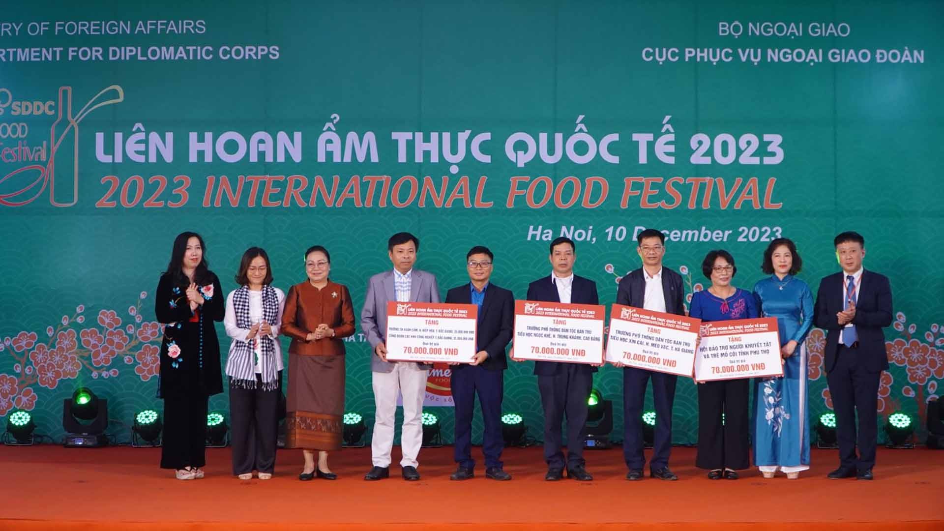 Đại sứ Lào: Chuyến thăm của Chủ tịch nước Tô Lâm đặc biệt quan trọng với quan hệ song phương và ASEAN Đại sứ Lào: Chuyến thăm của Chủ tịch nước Tô Lâm đặc biệt quan trọng với quan hệ song phương và ASEAN