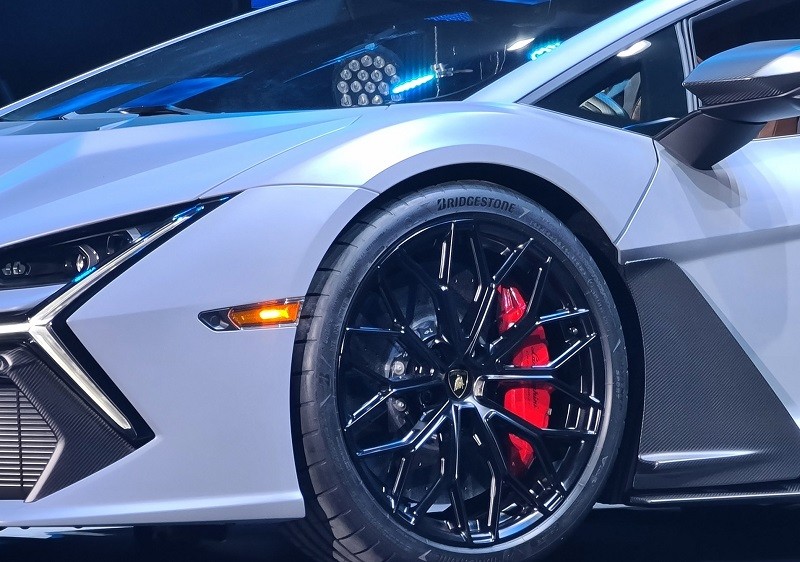 Cận cảnh siêu xe hybrid Lamborghini Revuelto vừa ra mắt tại Việt Nam, giá 44 tỷ đồng Cận cảnh siêu xe hybrid Lamborghini Revuelto vừa ra mắt tại Việt Nam, giá 44 tỷ đồng