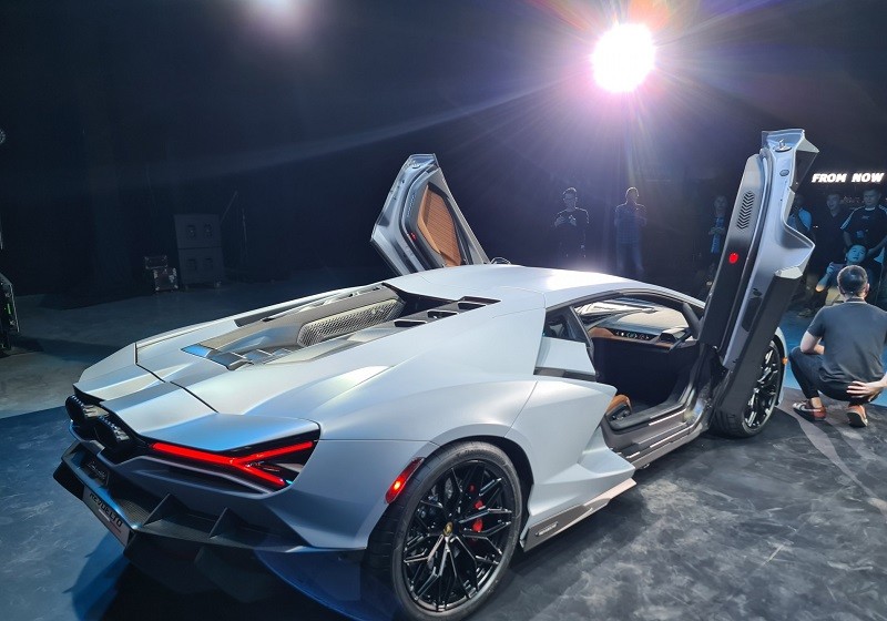 Cận cảnh siêu xe hybrid Lamborghini Revuelto vừa ra mắt tại Việt Nam, giá 44 tỷ đồng Cận cảnh siêu xe hybrid Lamborghini Revuelto vừa ra mắt tại Việt Nam, giá 44 tỷ đồng