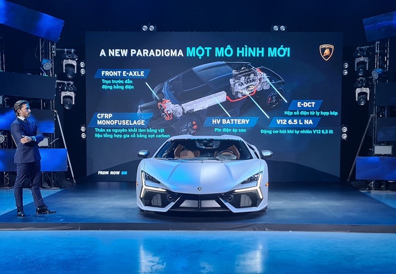 Cận cảnh siêu xe hybrid Lamborghini Revuelto vừa ra mắt tại Việt Nam, giá 44 tỷ đồng Cận cảnh siêu xe hybrid Lamborghini Revuelto vừa ra mắt tại Việt Nam, giá 44 tỷ đồng