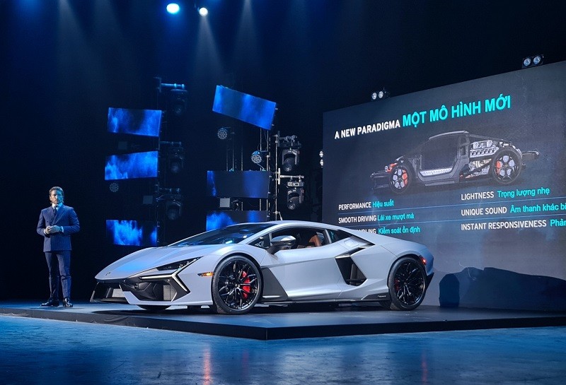 Cận cảnh siêu xe hybrid Lamborghini Revuelto vừa ra mắt tại Việt Nam, giá 44 tỷ đồng Cận cảnh siêu xe hybrid Lamborghini Revuelto vừa ra mắt tại Việt Nam, giá 44 tỷ đồng