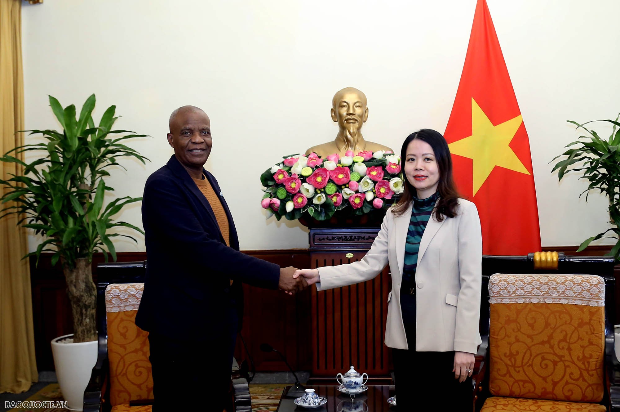Thứ trưởng Ngoại giao Nguyễn Minh Hằng tiếp Chánh Văn phòng Tổng thống Botswana Lephimotswe Boyce Sebetela Thứ trưởng Ngoại giao Nguyễn Minh Hằng tiếp Chánh Văn phòng Tổng thống Botswana
