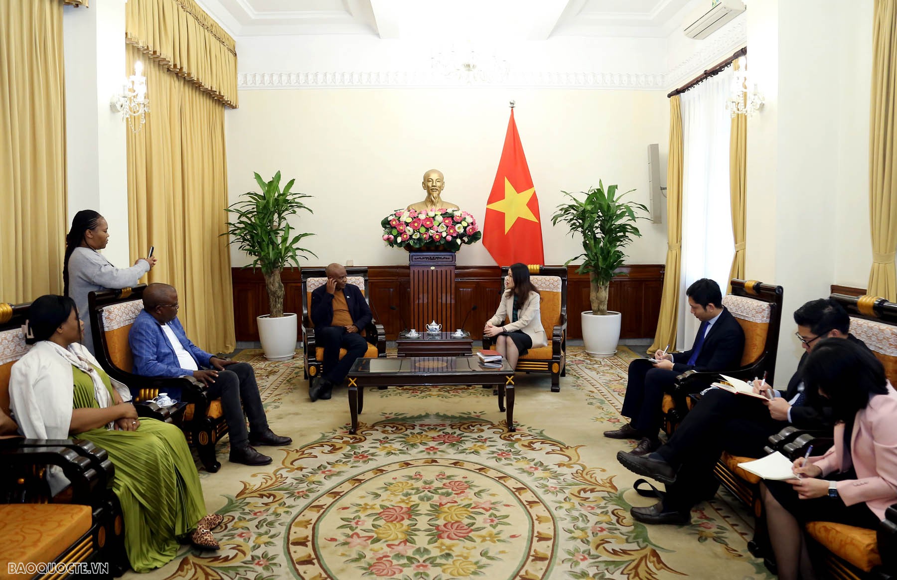 Thứ trưởng Ngoại giao Nguyễn Minh Hằng tiếp Chánh Văn phòng Tổng thống Botswana Lephimotswe Boyce Sebetela Thứ trưởng Ngoại giao Nguyễn Minh Hằng tiếp Chánh Văn phòng Tổng thống Botswana