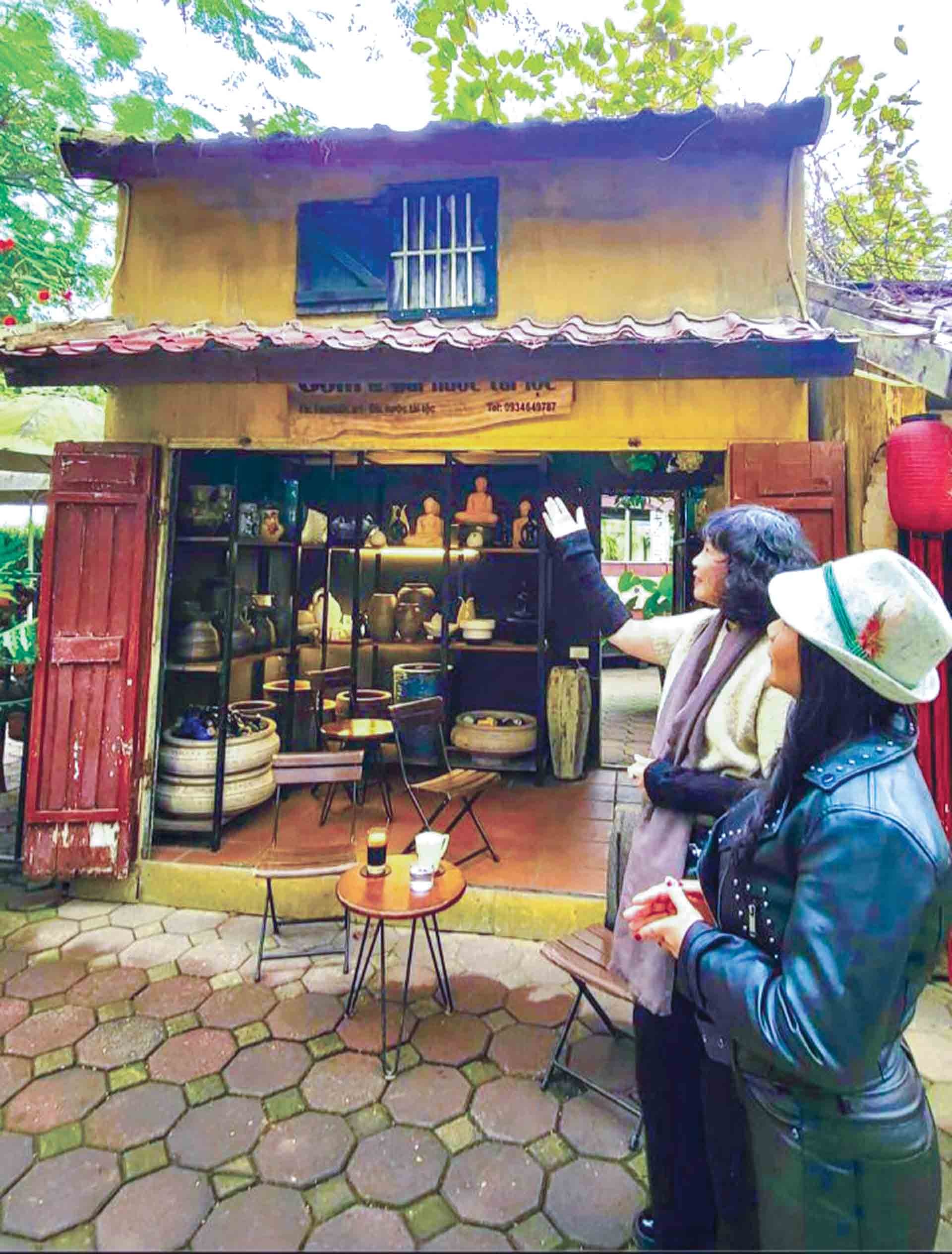 Tác giả và chị Phan Thu Hằng chia sẻ về những nét đẹp của Hà Nội xưa tái hiện ở phố đi bộ Trịnh Công Sơn. (Ảnh: George John Newman) Tác giả và chị Phan Thu Hằng chia sẻ về những nét đẹp của Hà Nội xưa tái hiện ở phố đi bộ Trịnh Công Sơn. (Ảnh: George John Newman)