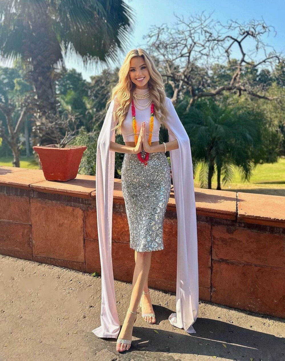 Trong ngày đầu tiên tại Ấn Độ, Krystyna Pyszková lựa chọn trang phục với áo cổ lọ, phần tay dài thanh lịch, kết hợp tinh tế với chân váy ngắn. Chiếc váy giúp cô tôn lên vẻ đẹp rạng rỡ và khoe đôi chân dài thon gọn.