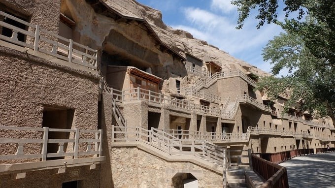 Hang động chứa hơn 2000 tượng Phật tại Trung Quốc