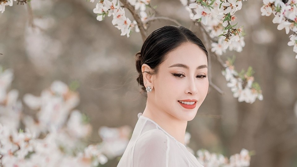 Hoa hậu Hà Kiều Anh đẹp mong manh dưới tán hoa hạnh nhân