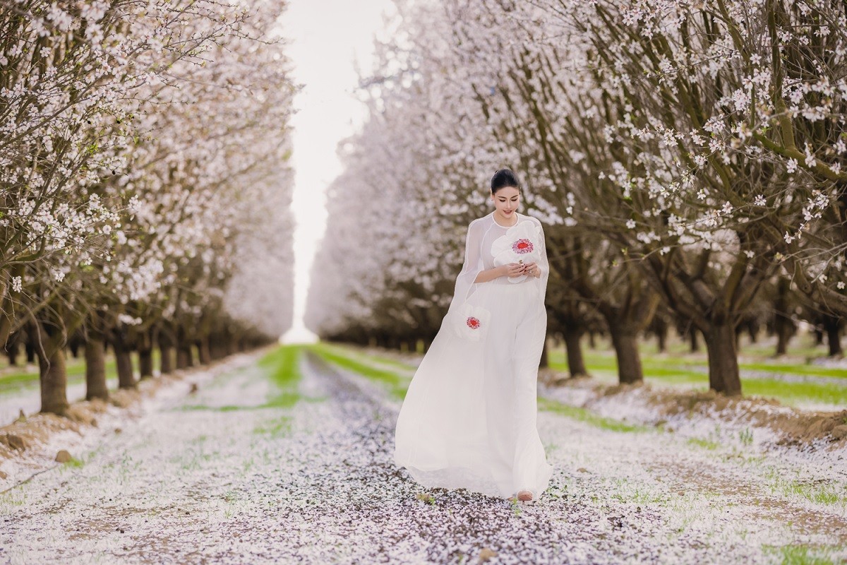 Hoa hậu Hà Kiều Anh cho biết, đầu tháng 3, cô có việc qua Mỹ nên tranh thủ đi chơi, ngắm vườn hoa hạnh nhân đang nở rộ ở thành phố Bakersfield, bang California. Hoa hậu Hà Kiều Anh cho biết, đầu tháng 3, cô có việc qua Mỹ nên tranh thủ đi chơi, ngắm vườn hoa hạnh nhân đang nở rộ ở thành phố Bakersfield, bang California.