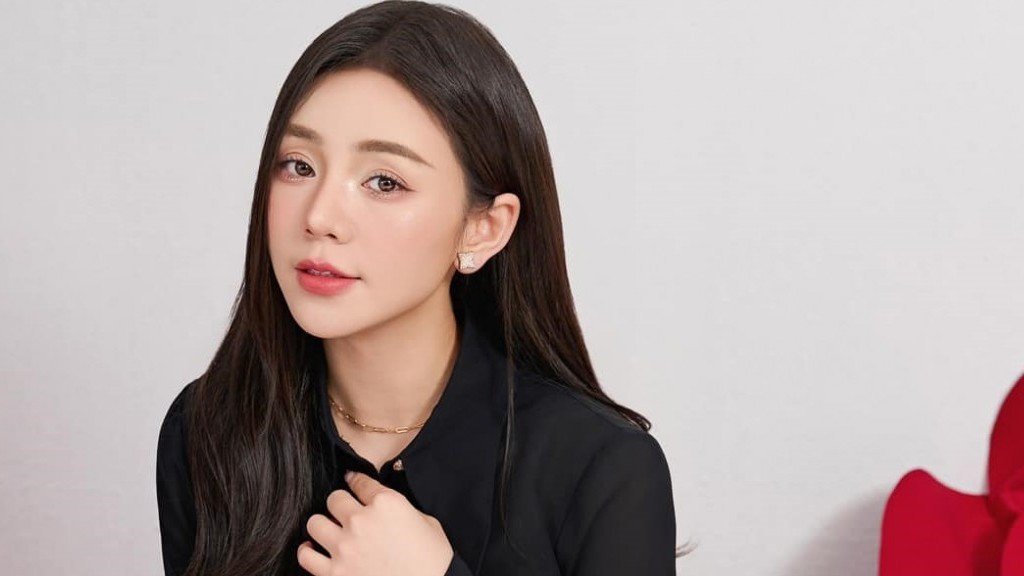 Ngắm diễn viên Quỳnh Kool trong trang phục công sở