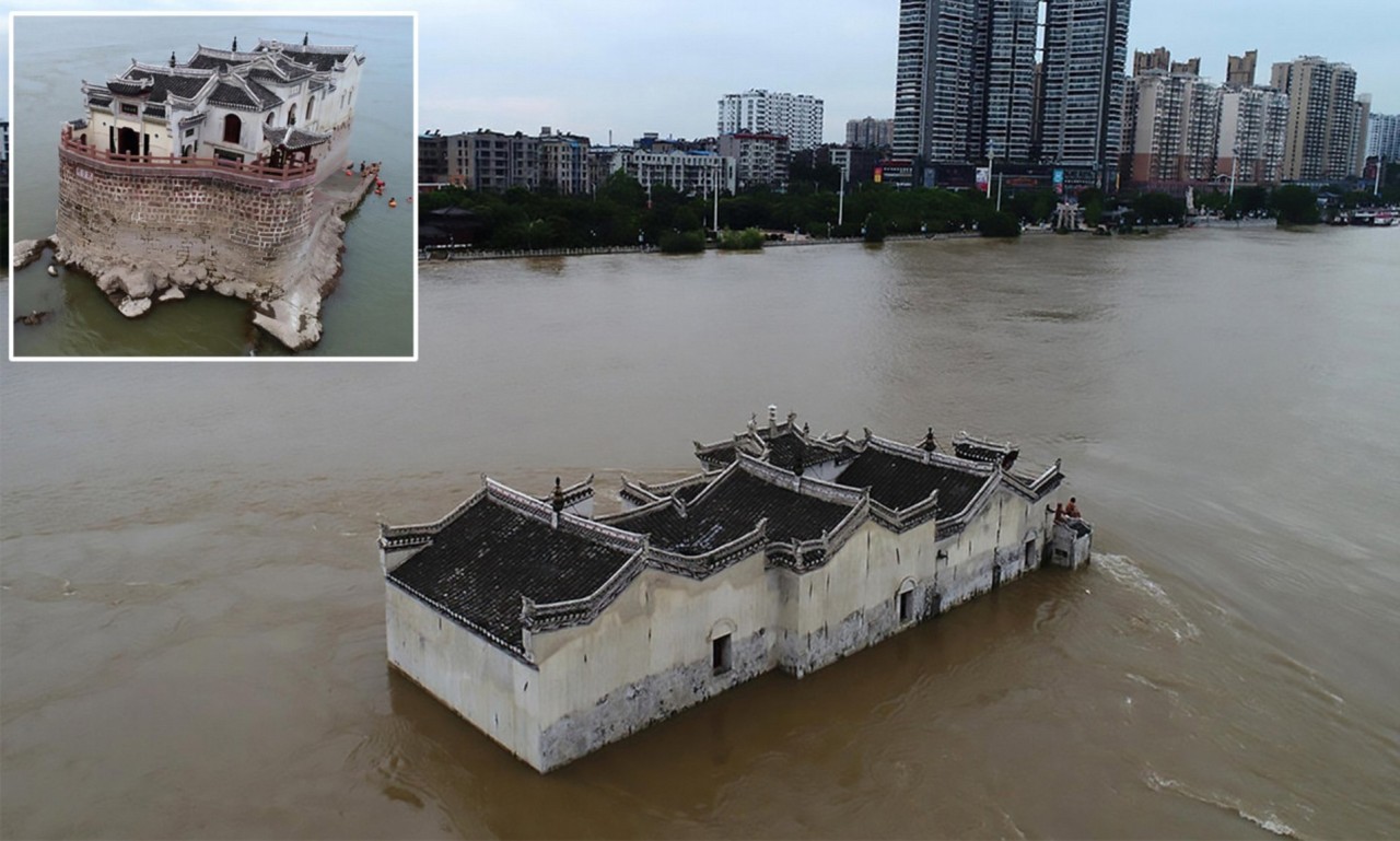 Ngôi chùa cổ hơn 700 năm đứng vững giữa dòng nước chảy xiết