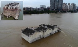 Ngôi chùa cổ hơn 700 năm đứng vững giữa dòng nước chảy xiết