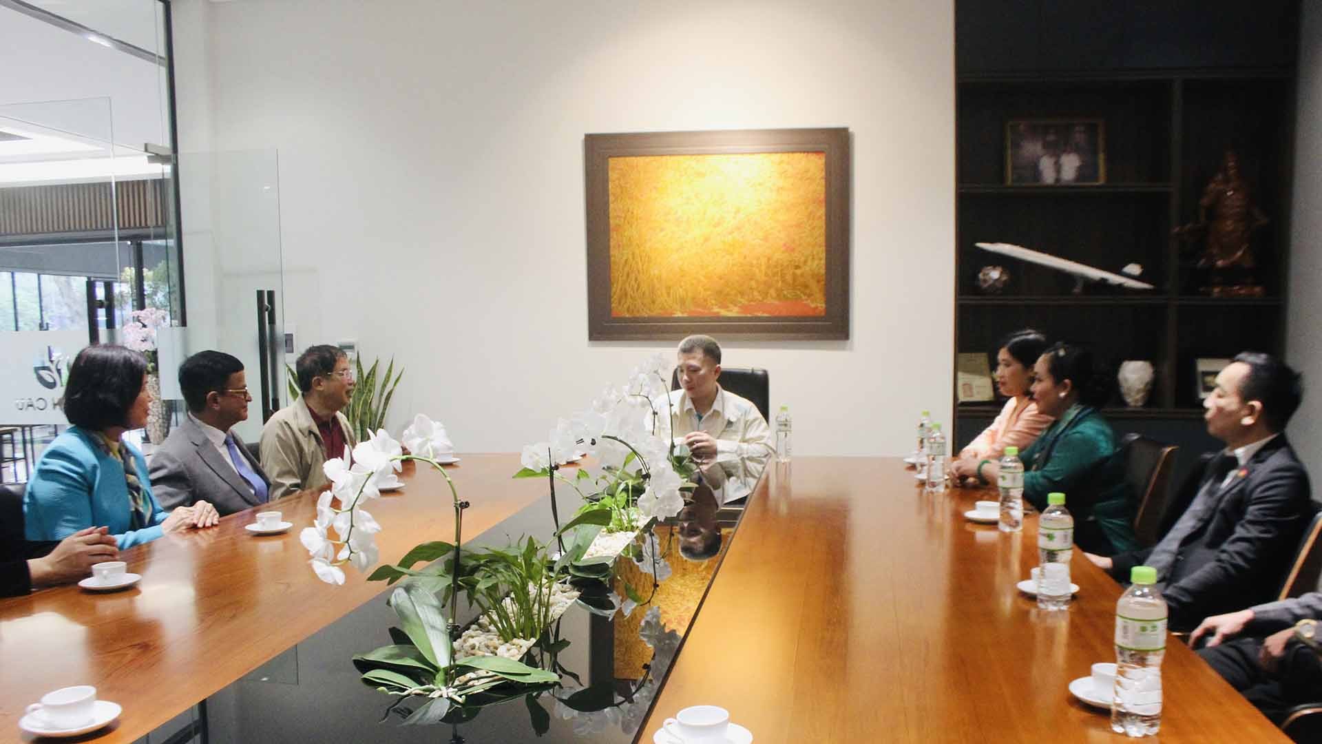 Anh Nguyễn Minh Trí- Đại diện công ty Toàn Cầu( ở giữa)cùng các thành viên công ty họp với phái đoàn.