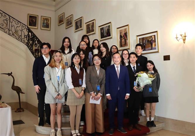 Ban chấp hành Hội sinh viên Việt Nam tại Bỉ khóa V, nhiệm kỳ 2024-2026 cùng Đại sứ Việt Nam tại Vương quốc Bỉ Nguyễn Văn Thảo. Ảnh: Hương Giang - PV TTXVN tại Bỉ