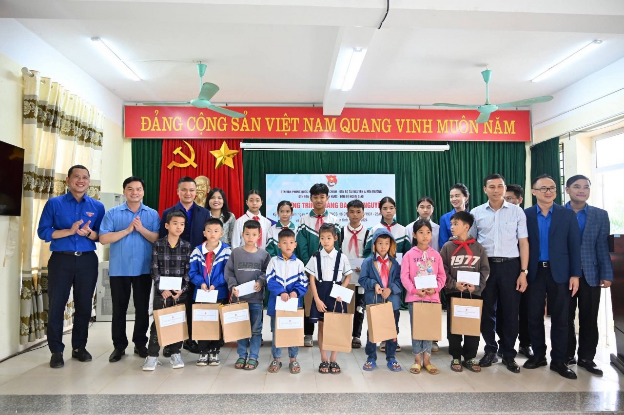 Thanh niên Bộ Ngoại giao tham gia chương trình tình nguyện tại Hoà Bình Thanh niên Bộ Ngoại giao tham gia chương trình tình nguyện tại Hoà Bình