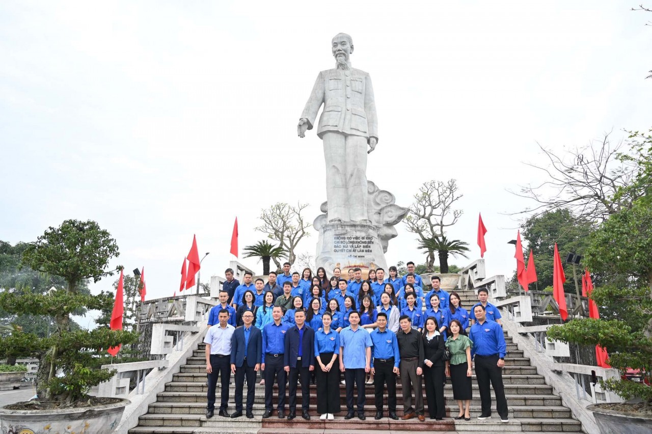 Thanh niên Bộ Ngoại giao tham gia chương trình tình nguyện tại Hoà Bình Thanh niên Bộ Ngoại giao tham gia chương trình tình nguyện tại Hoà Bình