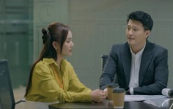 Lỡ hẹn với ngày xanh tập 6: Có người đàn ông lạ xuất hiện sau lưng Duyên, người đó là ai?