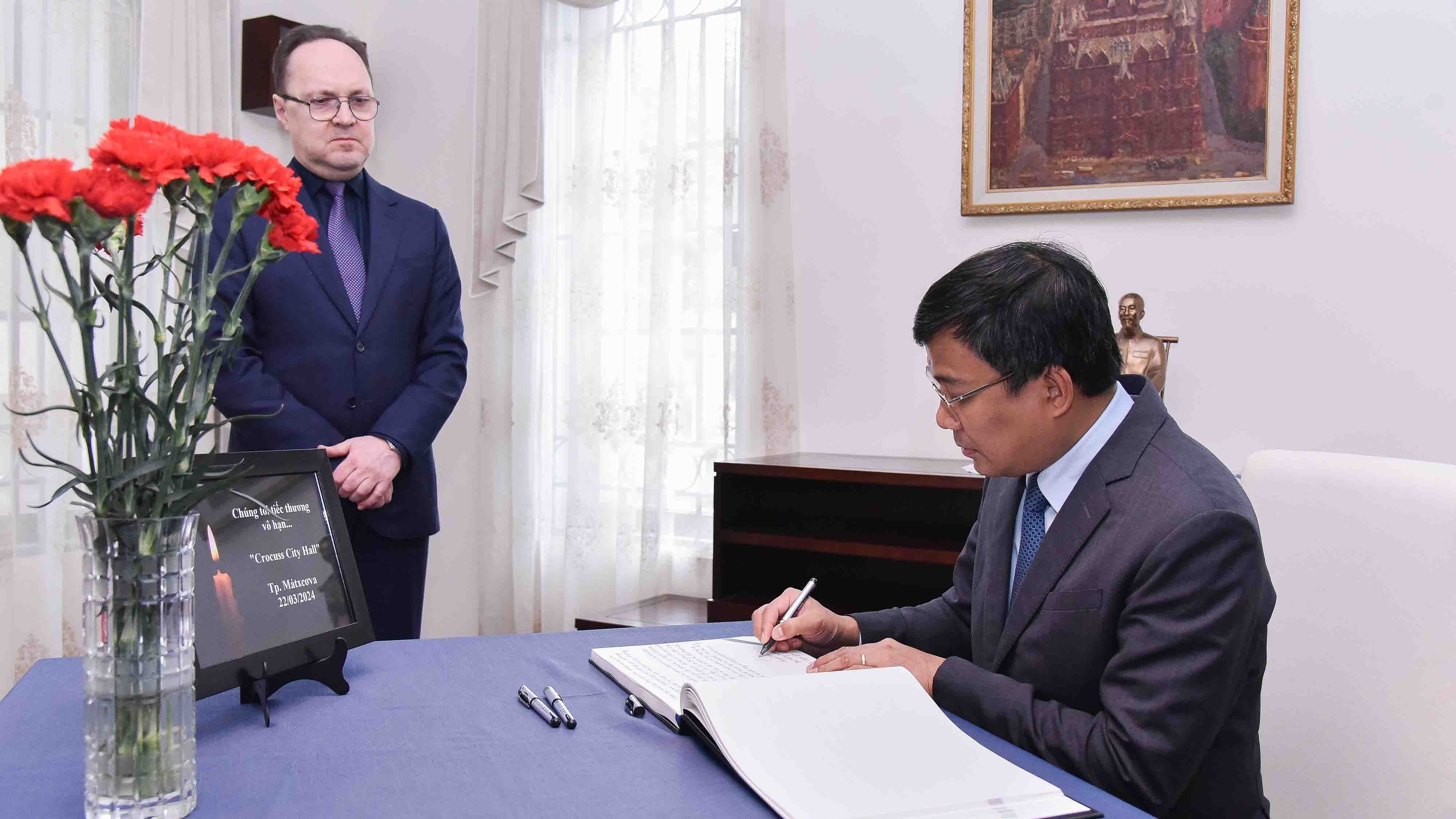 Lãnh đạo Bộ Ngoại giao ghi sổ tang tưởng niệm các nạn nhân trong vụ khủng bố tại Nga