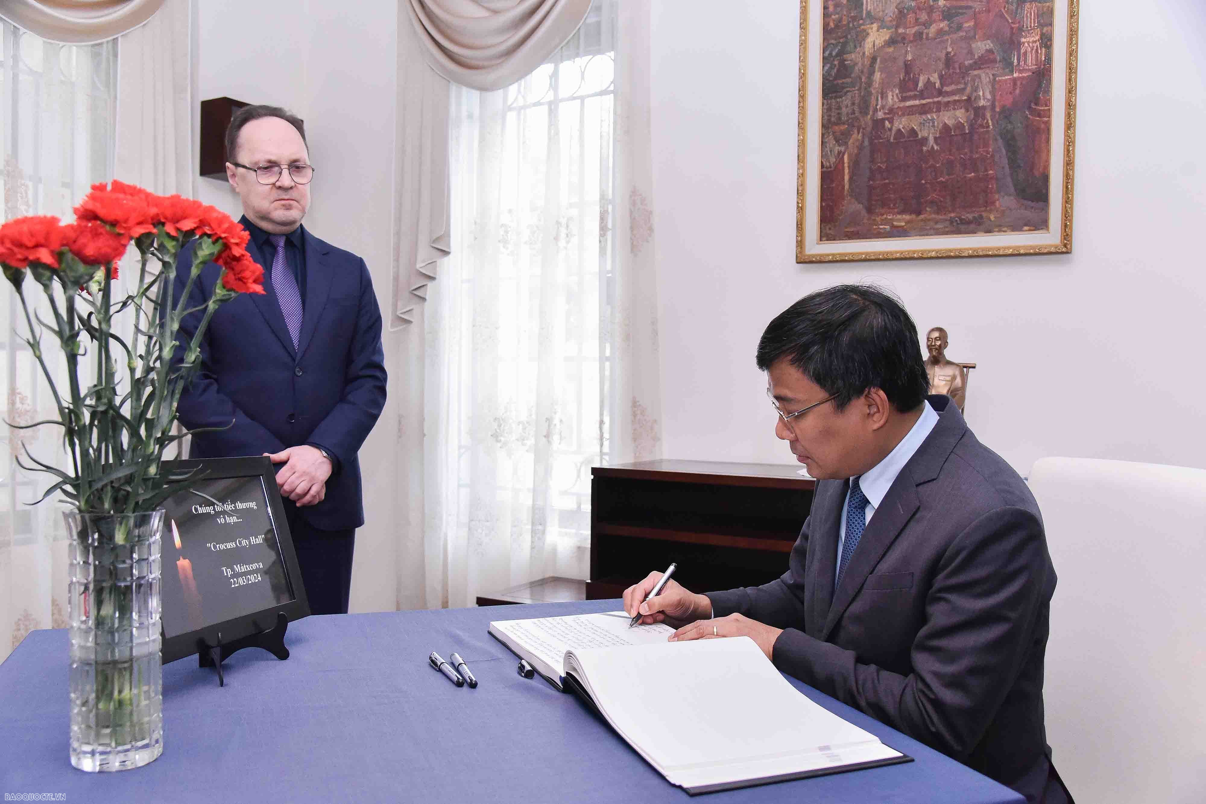 Lãnh đạo Bộ Ngoại giao ghi sổ tang tưởng niệm các nạn nhân trong vụ khủng bố tại Nga