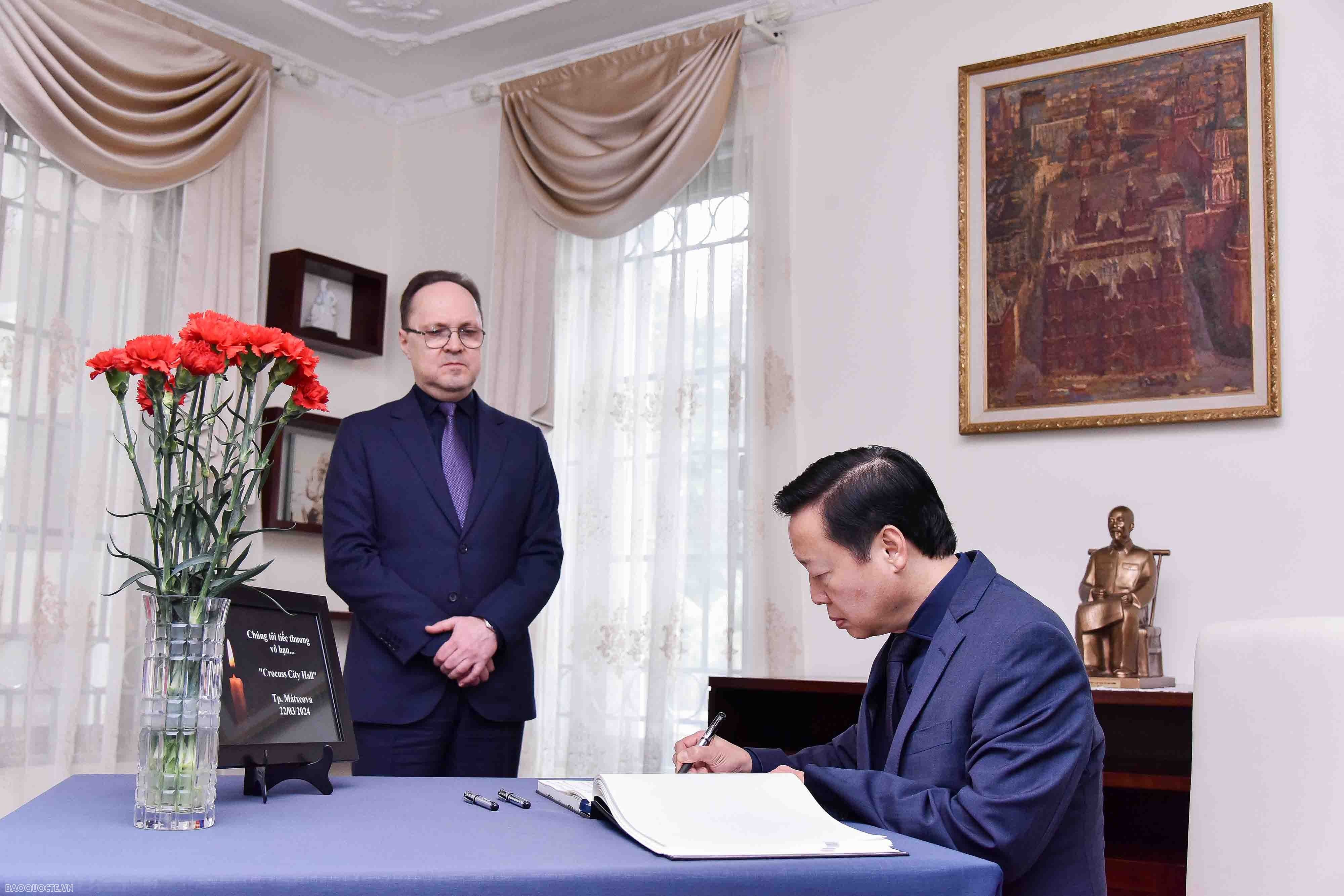 Phó Thủ tướng Trần Hồng Hà ghi sổ tang chia buồn tại Đại sứ quán Nga Phó Thủ tướng Trần Hồng Hà ghi sổ tang tưởng niệm các nạn nhân trong vụ khủng bố ở Nga