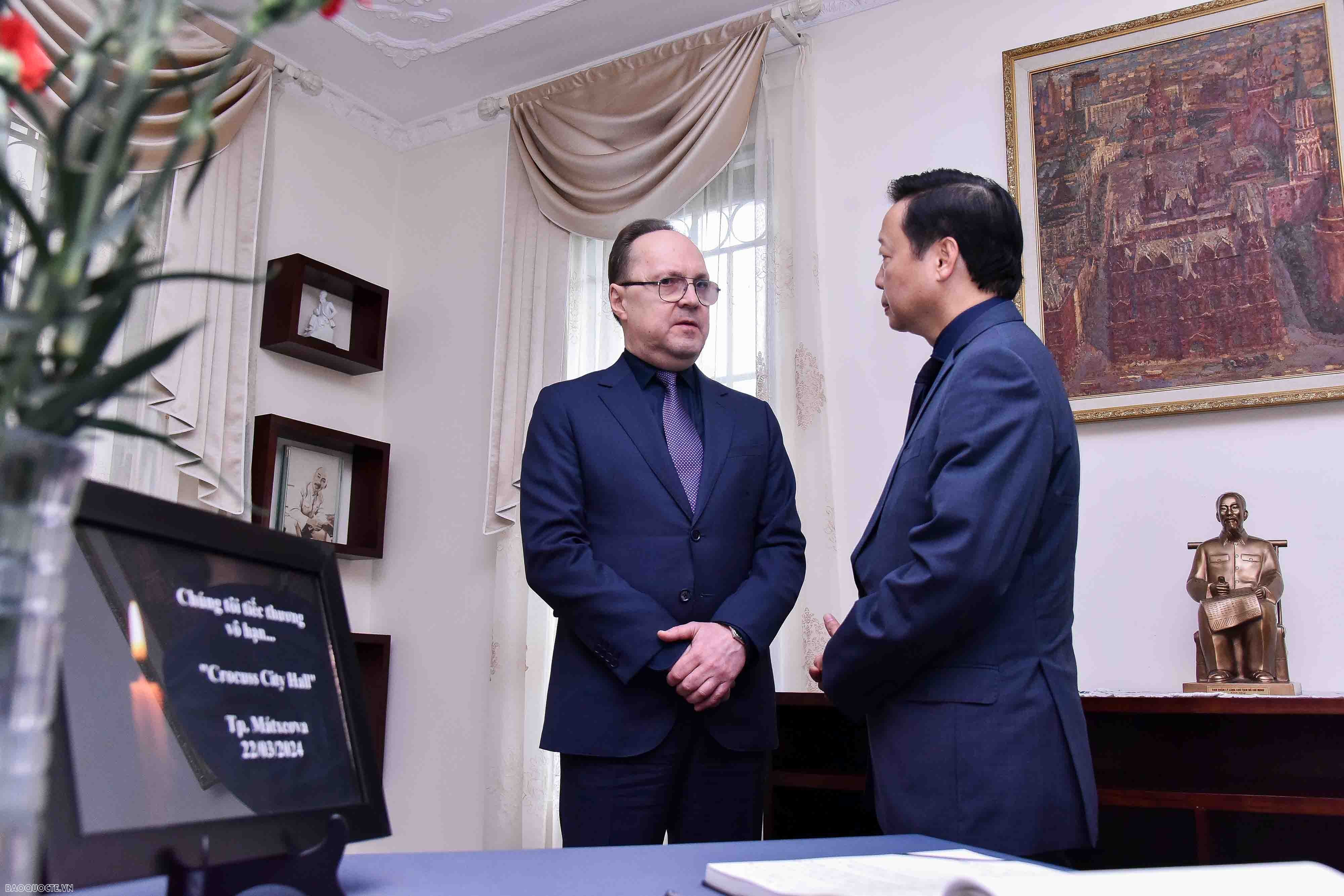 Phó Thủ tướng Trần Hồng Hà ghi sổ tang tưởng niệm các nạn nhân trong vụ khủng bố ở Nga Phó Thủ tướng Trần Hồng Hà ghi sổ tang tưởng niệm các nạn nhân trong vụ khủng bố ở Nga