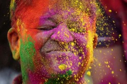 Choáng ngợp với sắc màu sặc sỡ và không khí sôi động tại lễ hội Holi