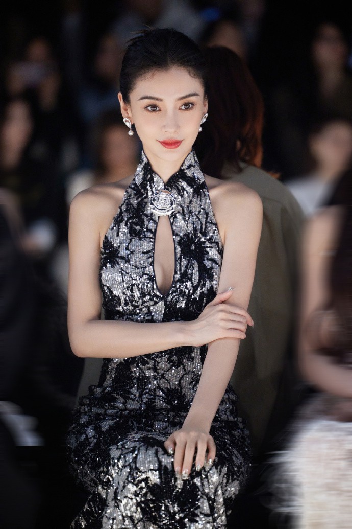 Angelababy diện xường xám, thân áo thêu sequin cầu kỳ, xuất hiện tại Shanghai Fashion Week. Phong cách thanh lịch, duyên dáng giúp cô gây ấn tượng với khán giả. Bình luận trên Sohu, đánh giá cô Angelababy dần trở lại, duyên dáng, thanh lịch, gây ấn tượng tốt với khán giả