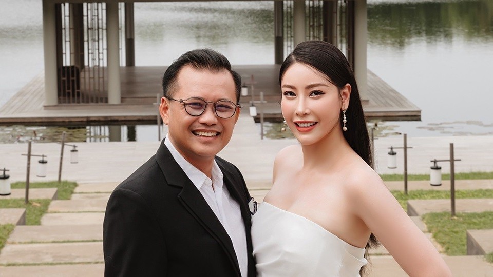 Gia đình Hoa hậu Hà Kiều Anh đồng điệu tông trắng chụp bộ ảnh kỷ niệm