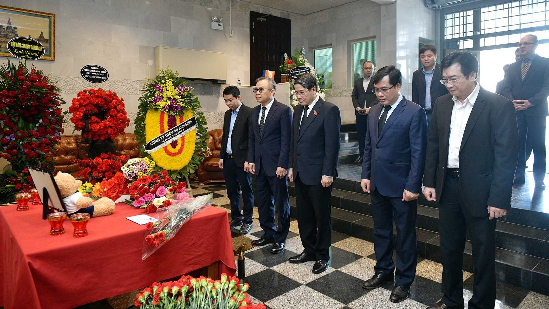 Phó Chủ tịch Quốc hội Nguyễn Đức Hải viếng và ghi sổ tang chia buồn tại Đại sứ quán Nga