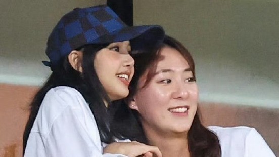 Hình ảnh Lisa BlackPink nổi bật trên khán đài xem trận bóng đá Thái Lan và Hàn Quốc